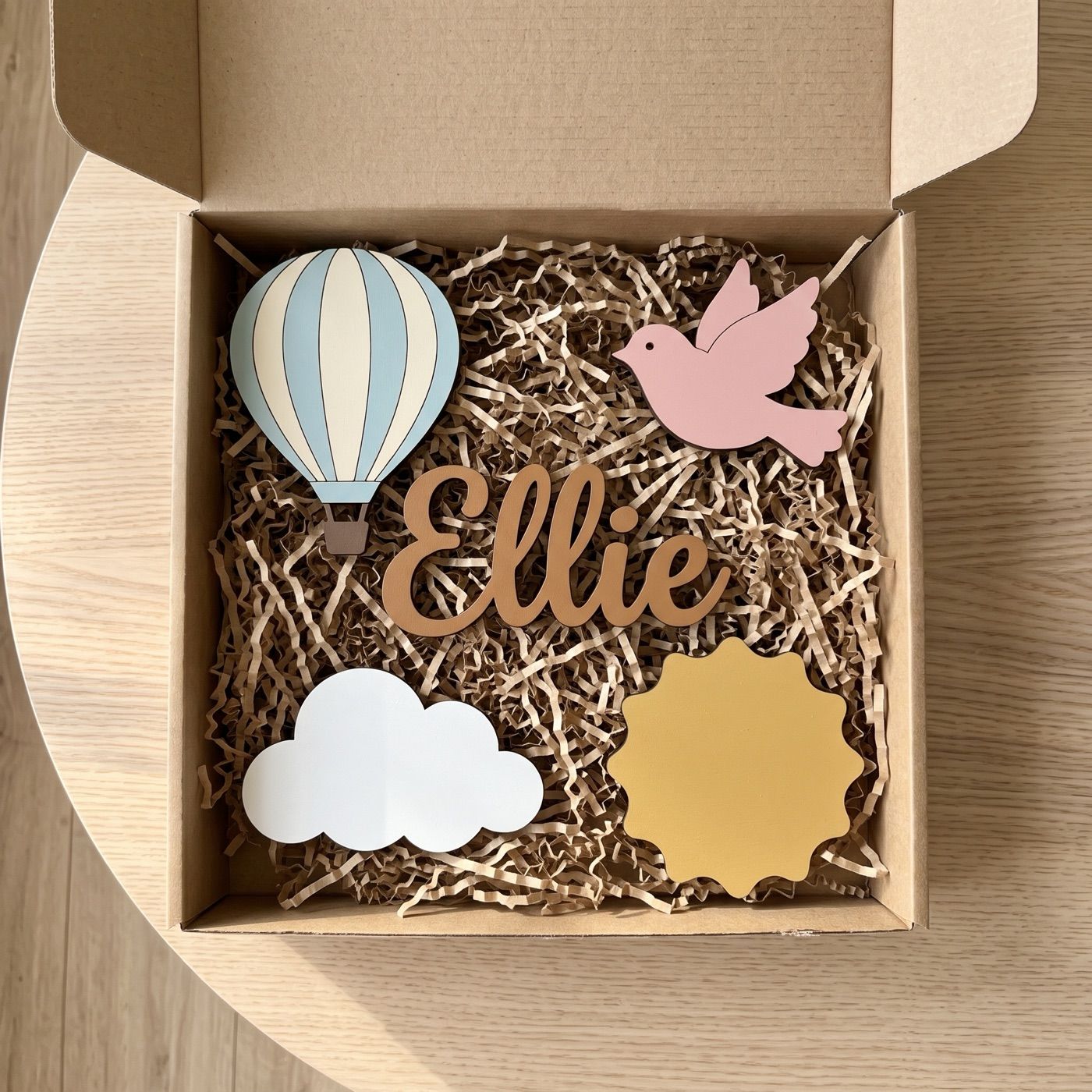 Hot Air Balloon sign with the name Ellie: how it arrives