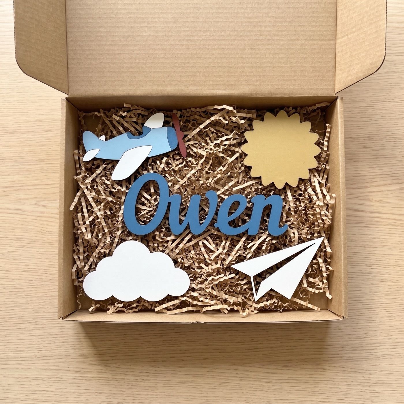Airplane sign with the name Owen: how it arrives